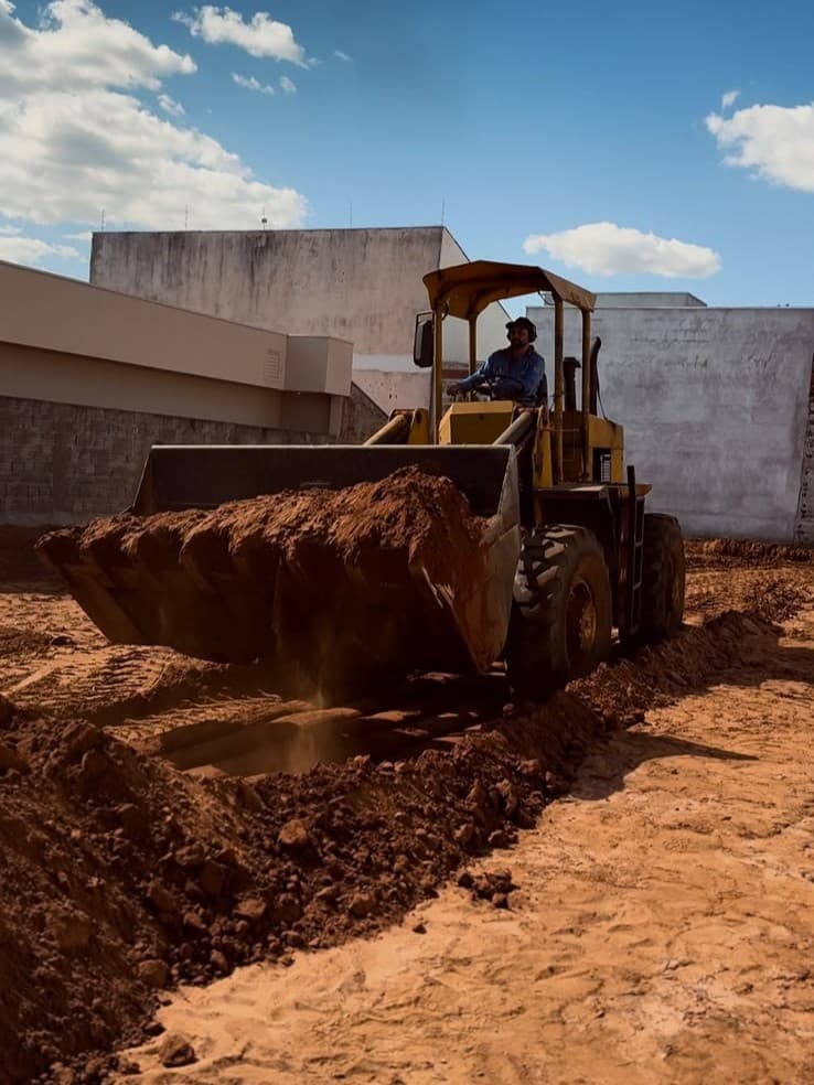 Pá carregadeira escavando Pá carregadeira escavando